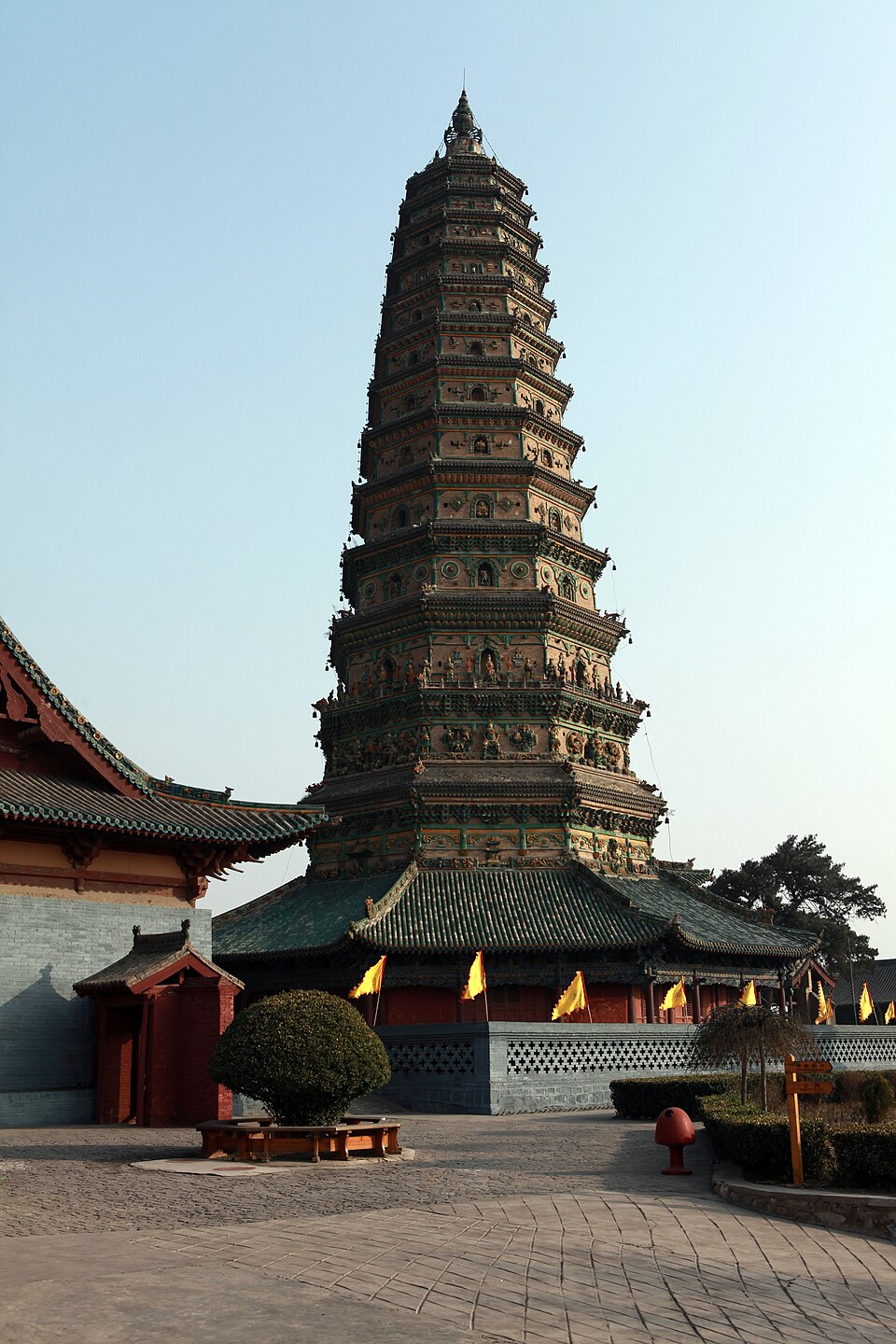Alternate courtyard view at Guangsheng Temple in Hongtong County.